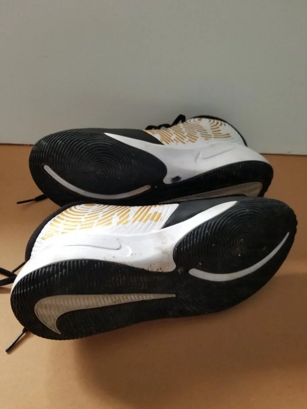 Nike Teamhustle Sneakers Black Yellow White Youth Kids Size 5.5 Y
